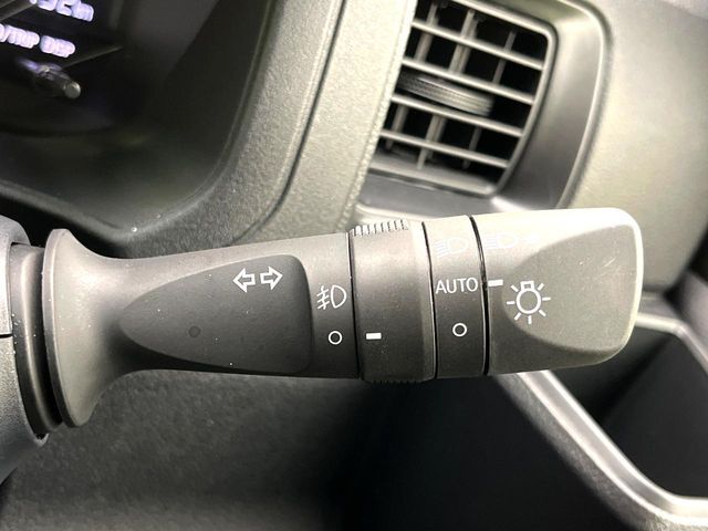 【オートライト】周りの明るさに応じて自動でヘッドライトの点灯・消灯ができる機能です！ライトの付け忘れ・消し忘れなどが無くなり、雨の日や夕方の走行も安心！トンネル通過時も便利ですね♪