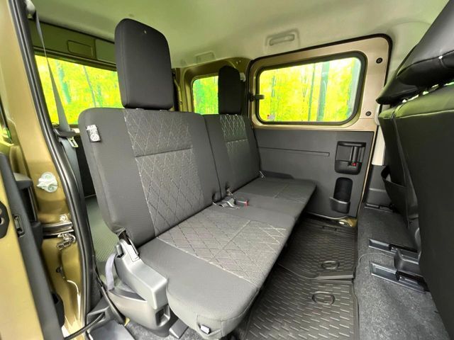 後部座席も気になるようなキズ・汚れやへたり等、大きなダメージはなく、良好な状態です。