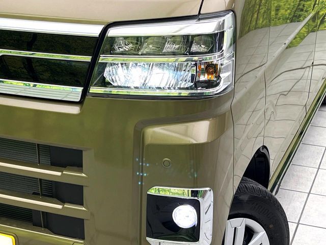 【LEDヘッドライト】悪天候や夜間走行時も良好な視界を確保し安心して運転できる高輝度LEDヘッドライトを装備！点灯速度が早く、消費電力も抑えられています。