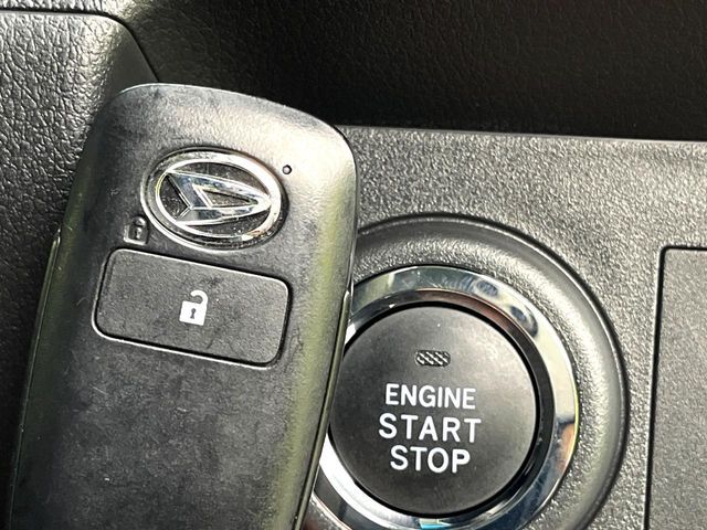 【キーフリーシステム】カバンやポケットに入れたままでもドアの施錠・解錠が可能なスマートキーを装備。エンジンのオン・オフ時もカギを取り出す必要が無いからとっても便利です♪