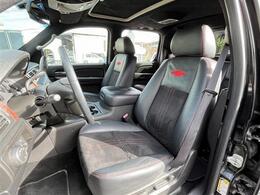経験豊富なスタッフが厳選した、安心してお乗りいただける高品質な車両を展示しています。少人数で営業しているため、スムーズなご案内のためにもご来店前に一度ご連絡いただけますと幸いです。ご相談だけでも歓迎