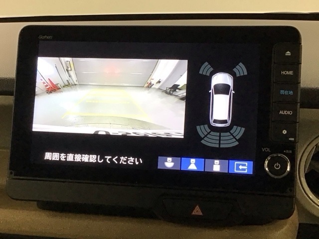 リバースギアに入れるだけで後方の表示へ切り替わります。夜間や雨の日の駐車も楽になりますよ。