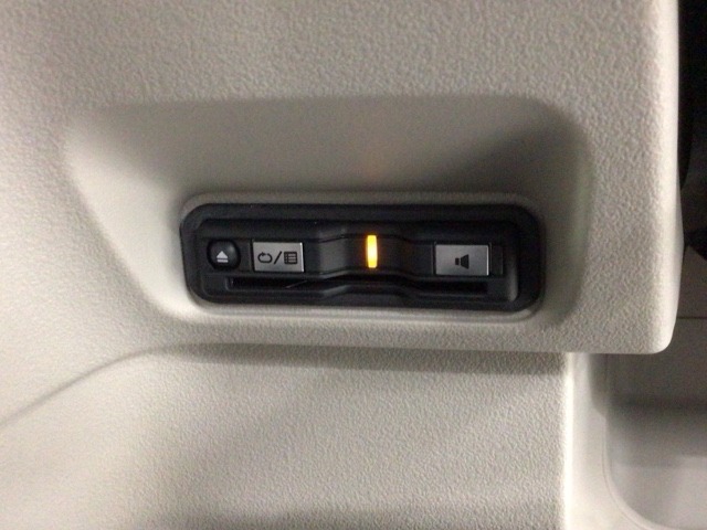 いまや快適なカーライフに欠かせないETCが付いています。