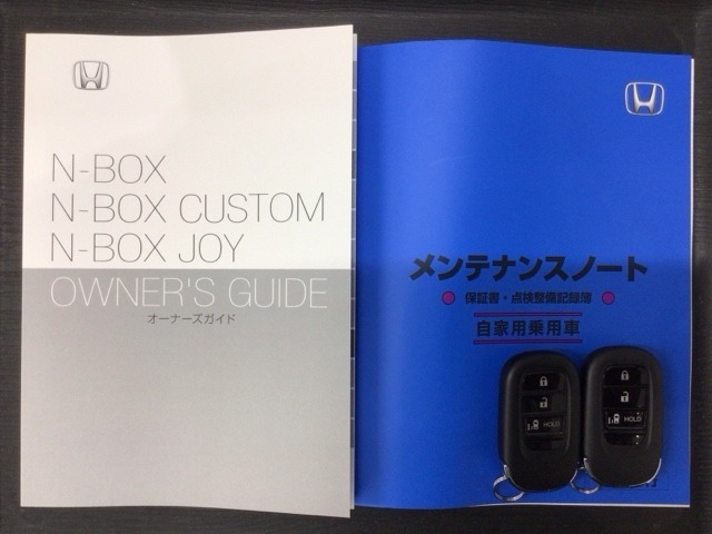 スマートキーは鍵をバッグに入れたままでもドアロックの開閉やエンジンのON・OFFができます。夜間や雨の日も鍵を探さなくて良いので便利です。