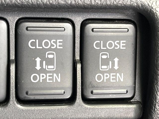 【両側パワースライドドア】スマートキーや運転席のスイッチで後席両側スライドドアの開閉が可能♪電動だから力を入れてドアを開ける必要が無く、小さなお子様でも簡単に開け閉めでき快適です♪