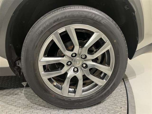 【タイヤ・ホイール】225/60R16の純正アルミタイヤになります。スタッドレスタイヤもこのサイズをお求め下さい。