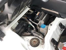 運転席の下にウィンドゥウオッシャー液のタンクやラジエーターが収められています☆
