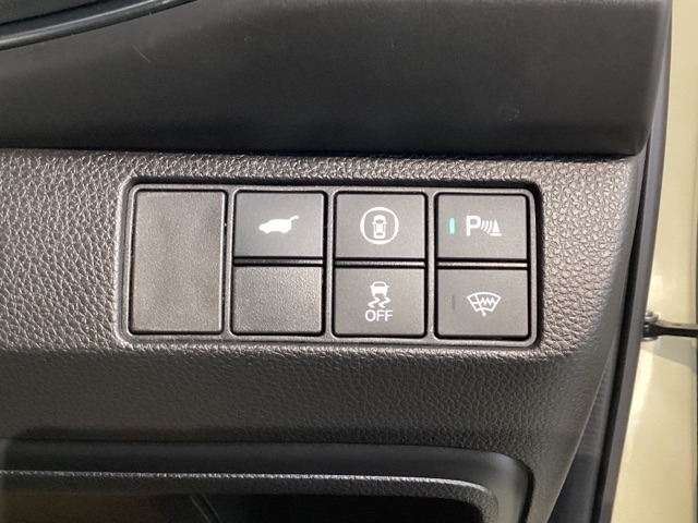 Hondaセンシング用の、VSA（ABS＋TCS＋横滑り抑制）解除とレーンキープアシストシステムのメインスイッチなどはハンドルの右側に装備しています。加えて、電動テールゲートのボタンもついています。