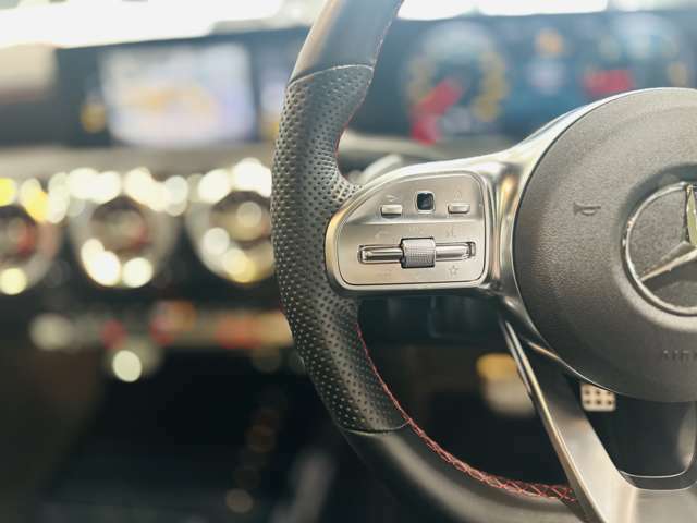 ハンドルスイッチ(左)は、運転中に手を離さずナビ画面を安全に操作できます。