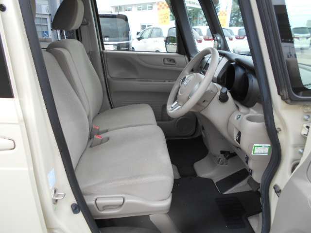 体が沈み込まないちょうどいい固さのシートなので、長時間の運転も疲れづらいんですよ♪足元もすっきりと広いです！