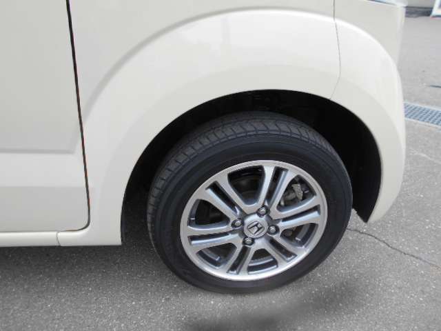 溝はご覧の通り深くございますので、まだまだ走ることができますよ！ホイールも傷が少なくキレイな状態です☆