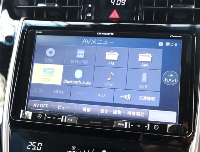 お車選びをお楽しみ頂けるよう、在庫車の展示スペースを十分に確保しております。