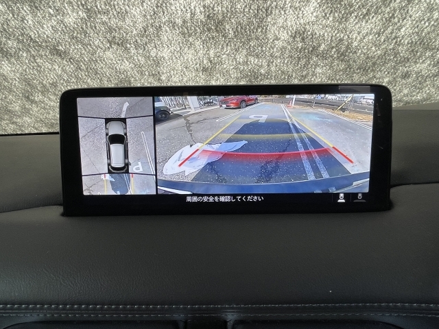 狭い場所での駐車やすれ違いなどでより的確な運転操作に役立つ360°ビューモニターが装備されています。