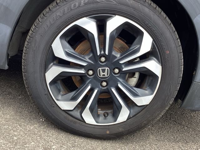 純正アルミホイールです。足元が引き立つので、車全体のイメージがアップしますよ！