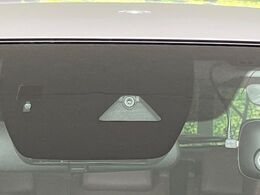 【スマートシティブレーキサポート】低速走行中に前方の車両等を認識し、衝突しそうな時は警報とブレーキで衝突回避と被害軽減をアシスト。より安全にドライブをお楽しみいただけます。