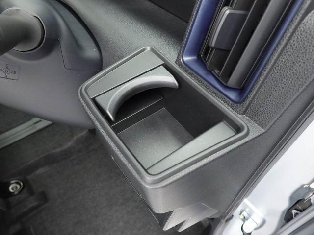 カップホルダーは運転席や助手席からちょうど手の届く位置です！！