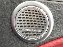 ●harman/kardonサウンドシステム：オーディオ専門メーカーが手掛けるプレミアムスピーカーを装備。多数のスピーカーから、音の粒立ちまで分かる高品質な音楽をお楽しみいただけます。