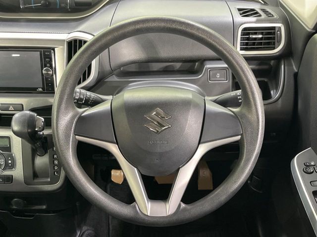 インテリアに合わせたデザインのステアリングは、運転される方のことも考え、運転しやすい形状、大きさです。是非一度、実際に触ってお確かめください。