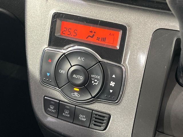 【オートエアコン】一度お好みの温度に設定すれば、車内の温度を検知し風量や温度を自動で調整。暑い…寒い…と何度もスイッチ操作をする必要はありません。快適な車内空間には必須の機能ですね♪