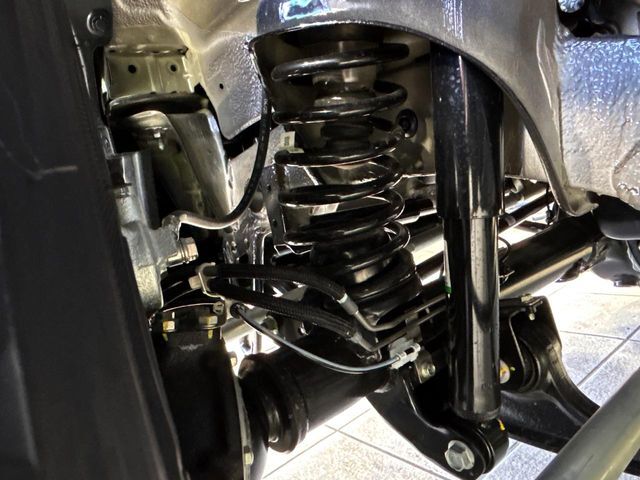 お車を安心してお乗りいただく為には、足回りの定期点検が欠かせません。サービスサポート（有償保証）では無料点検もご提供しており、安心のカーライフをお過ごしいただけるサポート体制が整っています。