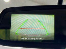 【バックカメラ】駐車時に後方がリアルタイム映像で確認できます。大型商業施設や立体駐車場での駐車時や、夜間のバック時に大活躍！運転スキルに関わらず、今や必須となった装備のひとつです！