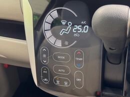 【オートエアコン】一度お好みの温度に設定すれば、車内の温度を検知し風量や温度を自動で調整。暑い…寒い…と何度もスイッチ操作をする必要はありません。快適な車内空間には必須の機能ですね♪