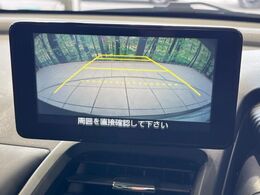 【バックカメラ】駐車時に後方がリアルタイム映像で確認できます。大型商業施設や立体駐車場での駐車時や、夜間のバック時に大活躍！運転スキルに関わらず、今や必須となった装備のひとつです！