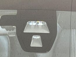 【シティブレーキアクティブシステム】低速走行中に前方の車両等を認識し、衝突しそうな時は警報とブレーキで衝突回避と被害軽減をアシスト。より安全にドライブをお楽しみいただけます。