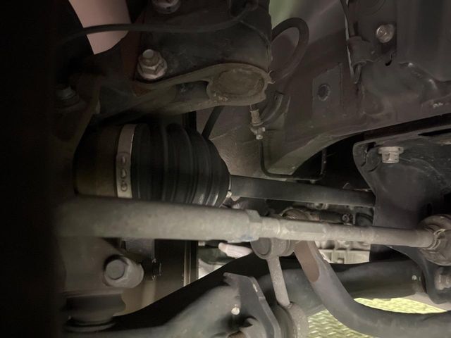 お車を安心してお乗りいただく為には、足回りの定期点検が欠かせません。サービスサポート（有償保証）では無料点検もご提供しており、安心のカーライフをお過ごしいただけるサポート体制が整っています。