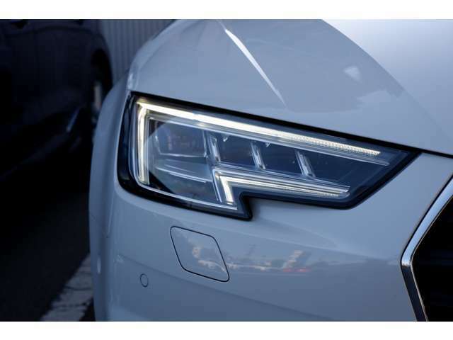 カメラで前走車や対向車を検知し、刻々と変わる道路状況に合わせて配光を変えるマトリクスLEDヘッドライトをオプション装備しています。Audiの先進性を象徴する技術です。