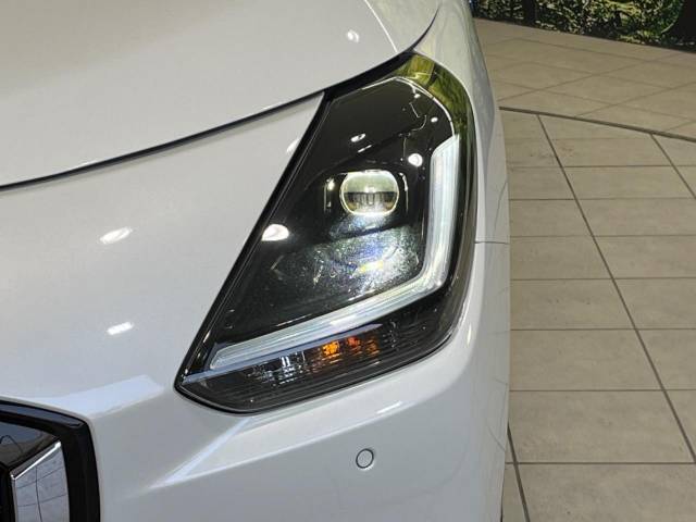 【LEDヘッドライト】悪天候や夜間走行時も良好な視界を確保し安心して運転できる高輝度LEDヘッドライトを装備！点灯速度が早く、消費電力も抑えられています。
