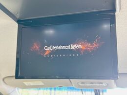 【フリップダウンモニター】大画面モニターで後席でもエンタメをお楽しみいただけます。小さなお子様にも大人気の装備です♪