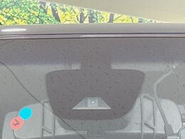 【エマージェンシーブレーキ】走行中に前方の車両等を認識し、衝突しそうな時は警報とブレーキで衝突回避と被害軽減をアシスト。より安全にドライブをお楽しみいただけます。