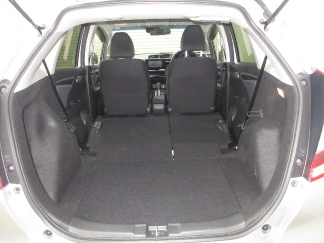 リアシートを倒せば広々としたラゲッジスぺースが出現！シートもワンアクションで簡単に倒すことが出来ます。