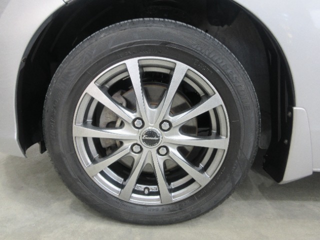 タイヤは社外のアルミホイール装着しています。