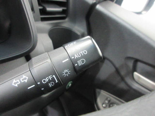 オートライト装備ですのでヘッドライトの点け忘れも予防できます。トンネルでのON-OFFの煩わしさもございません。