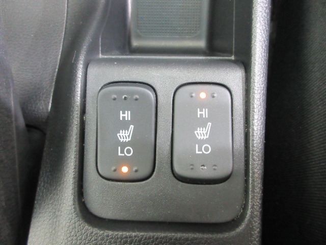 寒い日に嬉しいシートヒーター付き♪シートが暖かくなる装備で、お尻や腰も暖かく、寒い朝もすぐに快適な温度になります！