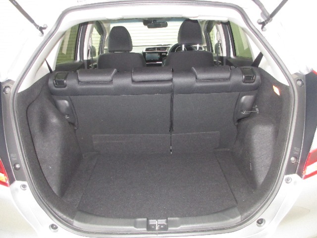 大容量のトランクルームはアウトドアなど荷物が多いアクティビティにもピッタリ！もちろんきれいにクリーニング済みです。