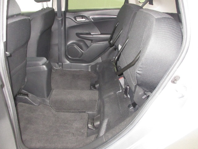 リアシートは座面を跳ね上げることで、高さのあるお荷物や直接シートの上に乗せたくないものなどを積載することが出来ます。