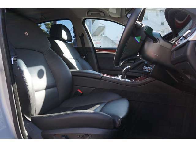 上質なレザーで仕立てられたシートは座り心地もよく、電動調整およびシートヒーター機能なども御座います。