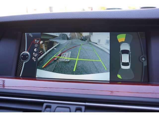 リアビューカメラ機能の他にもパーキングセンサーを装備しておりますので、駐車時における見えない障害物の検知が容易でドライバーをサポート致します。