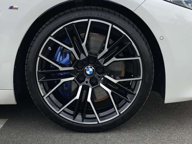 BMW純正20インチホイール。洗練されたデザインで、足元の個性を引き立てます。