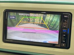 【バックカメラ】駐車時に後方がリアルタイム映像で確認できます。大型商業施設や立体駐車場での駐車時や、夜間のバック時に大活躍！運転スキルに関わらず、今や必須となった装備のひとつです！
