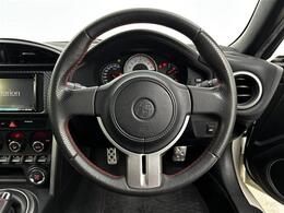 【ステアリング】軽い力で扱いやすいハンドルです。目立つ傷やスレなどなく綺麗な状態です！除菌プランいれていただくとさらに快適に！清潔なお車はお子様にも安心ですね！