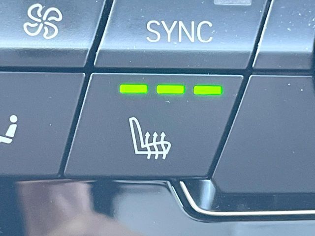 ●フロントシートヒーティング：運転席・助手席共に三段階で調節が可能なシートヒーターを装備しております。季節を問わず快適にご使用いただけます。
