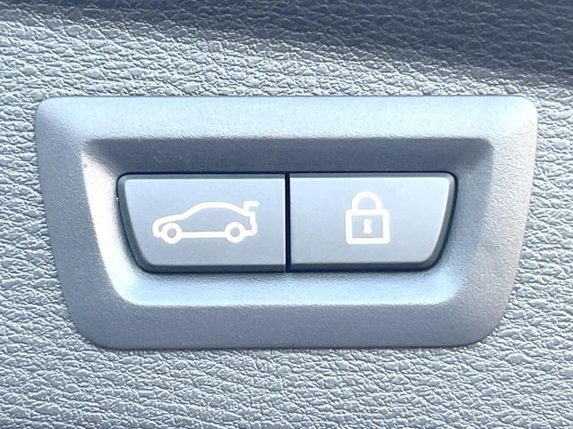 ●電動リアゲート：ワンタッチでリアゲートの開閉ができ、荷物などで両手が塞がっている状態でも簡単に開閉ができる便利機能です。