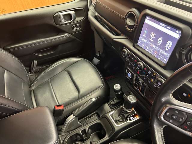 輸入車ディーラー採用のドライブレコーダーも選べます。万が一の事故の際のお守りとしていかがでしょうか？その他様々なオプションをご用意しております。