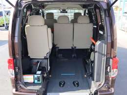 スロープ板を展開して車いすの方が入ります。車いすの方1名と他に6名の7人乗りです。