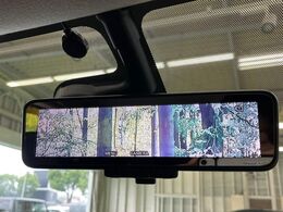 【インテリジェントルームミラー】後席の大きな荷物や同乗者で後方が確認しづらい時でも安心！カメラが撮影した車両後方の映像をルームミラー内に表示。クリアな視界で状況の確認が可能です！