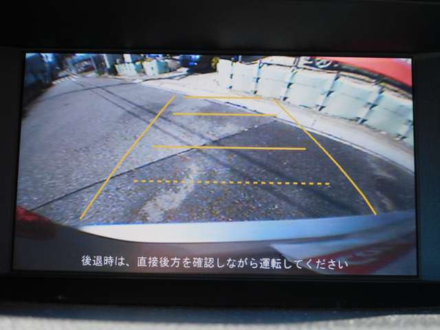 バックカメラがあれば後方の視野をカバーしてくれるので、安心・安全が確保できます。後退駐車のサポートにかかせないアイテムです！